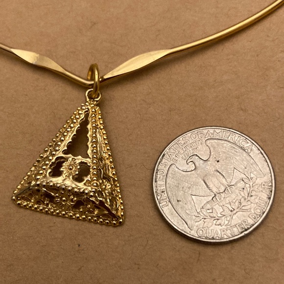 Triangular, Goldtone PENDANT with FLORAL motif + Goldtone COLLAR NECKLACE - Picture 3 of 5